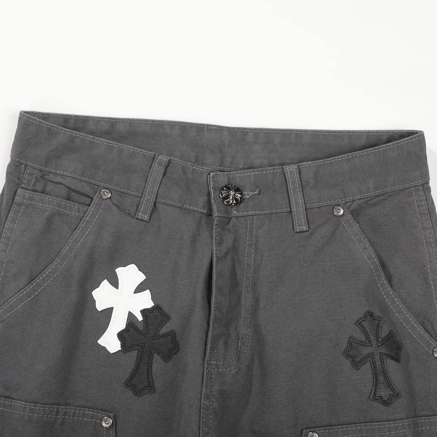 P280 Chrome hearts Cross patch leather jeans workwear logging pants Chrome hearts logging pants are here! ! ! CH Croix Heart Double Knee Cross Patch Leather Bo1 Style Logging Pants Straight-leg Work Pants B136 Croix Heart Cross Sanskrit Overalls Price 34W Level, patchwork cross pattern embellishment, high-waisted washed jeans! ! Absolutely high-end luxury products, 1.9W level god-level single products, super popular products, made by top heavy industry, not to be missed. About Zangyin, this is an extremely luxurious fashion brand, which can also be called the nobles of the high street. It has always been an exclusive brand of some hipsters or rich second generation. Compared with ordinary high streets, it is more luxurious and noble. Compared with luxury brands, it has a more fashionable personality and has always been a brand that I have a special liking for. Imported yarn is custom-woven into a high-density twill canvas, which ensures a crisp silhouette while also making the fabric feel very delicate. It follows the B01 classic silhouette, with a crisp and stylish upper body. The ready-made garments are stone-ground and fermented and can be matched with any style. Buttons and zinc are washed with genuine YKK retro metal products. Double-layered canvas on the front. Perfect details. All hardware is perfect. Size: s-XXL Color: Gray